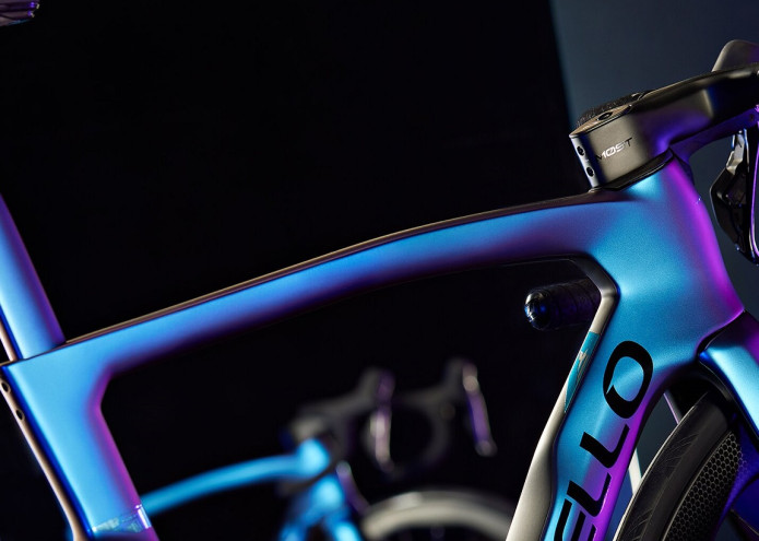 új Pinarello Dogma F és a Luxter Blue festés