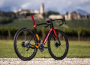 Endurance Ferrari - rakéta üzemmódban - Pinarello Dogma X modellbemutató
