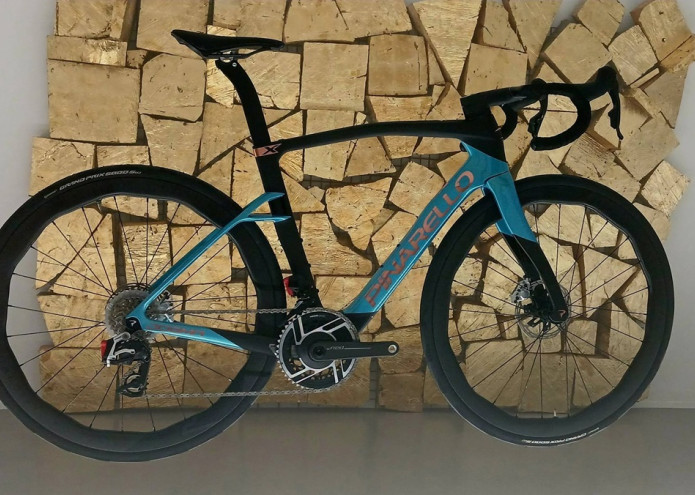 A JÖVŐ ORSZÁGÚTI KERÉKPÁRJÁNAK ARCHETÍPUSA – PINARELLO DOGMA X TESZT