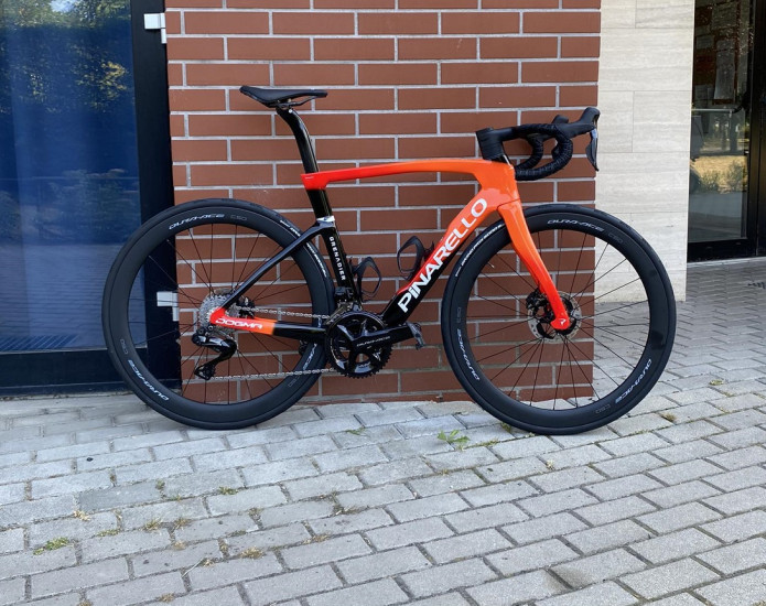 MEGJÖTT AZ ELSŐ PINARELLO DOGMA F!