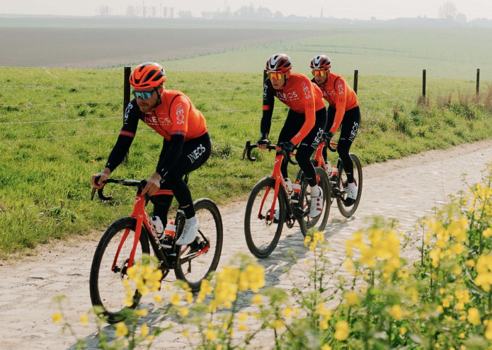 Hamarosan kezdődik a Paris-Roubaix - az Ineos az új Dogma F-el indul!